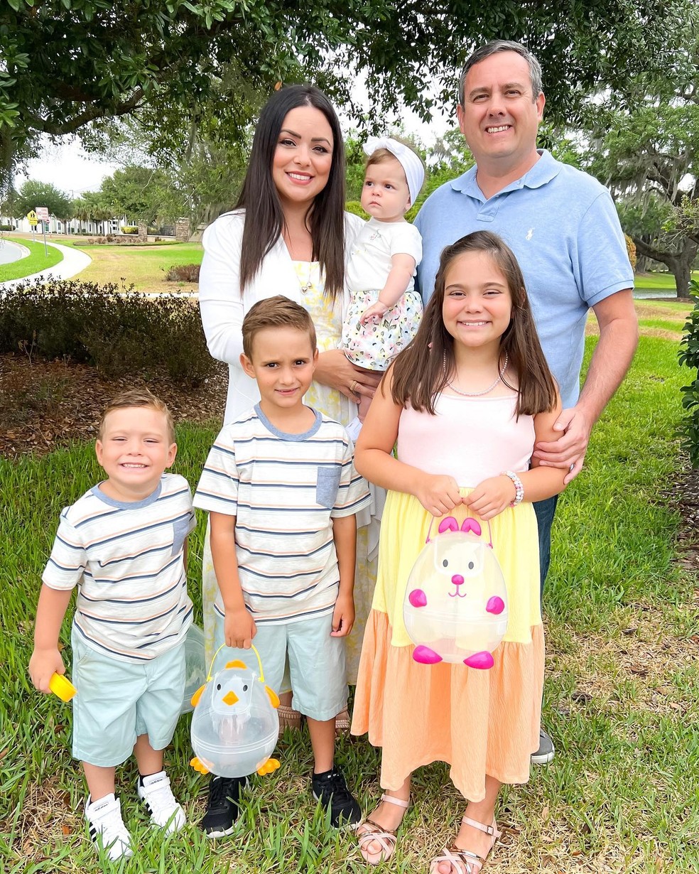 Flavia Calina com o marido, Ricardo, e os filhos, Victoria, Henrique, Charlie e a pequena Rebecca — Foto: Reprodução / Instagram