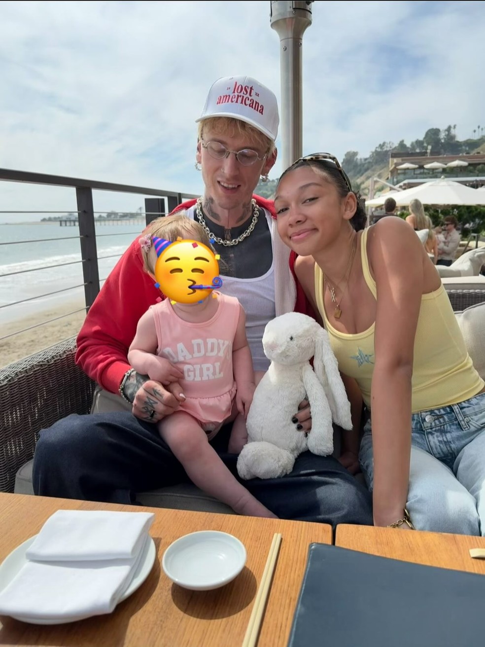 Machine Gun Kelly mostra primeiras fotos da filha com Megan Fox após ...