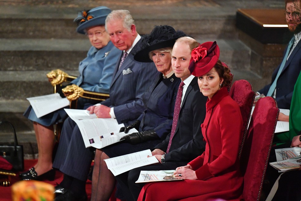A rainha Elizabeth II com Charles, Camilla, William e Kate — Foto: Getty Images