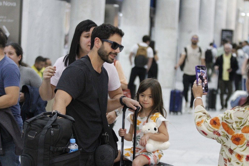 Simpáticos, Duda Nagle e Zoe atendem fãs em aeroporto do Rio