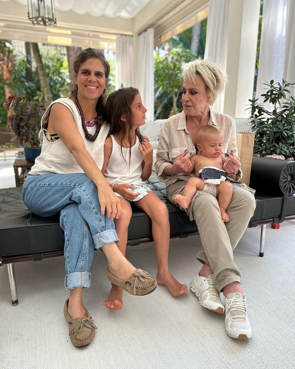 Mariana Maffeis, com as filhas Maria e Hima, e a mãe, Ana Maria Braga — Foto: Reprodução/Instagram