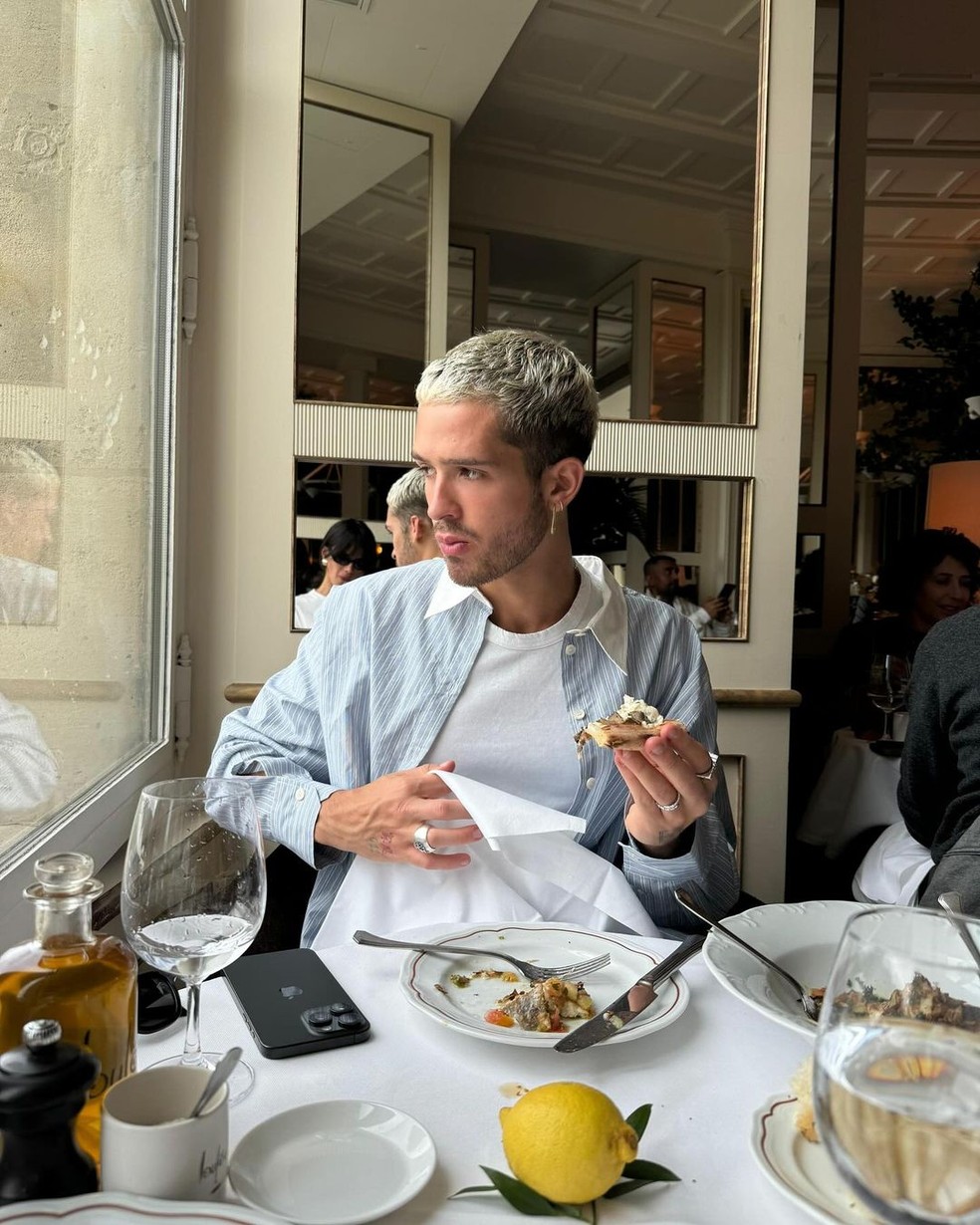 João Guilherme posa em clima de romance com Bruna Marquezine em Paris