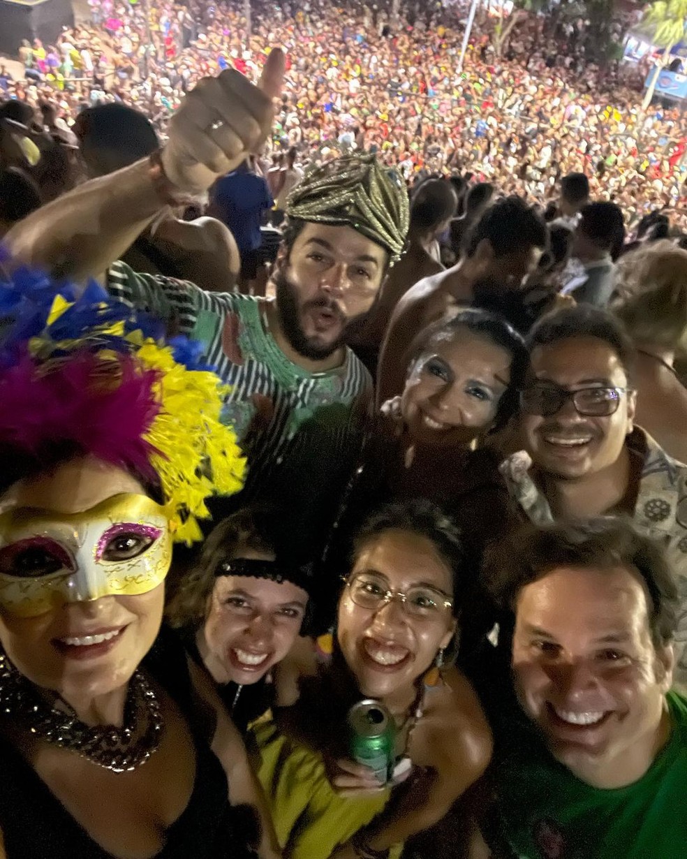 Fátima Bernardes, Túlio Gadêlha e amigos no Carnaval de Olinda  — Foto: Reprodução/Instagram