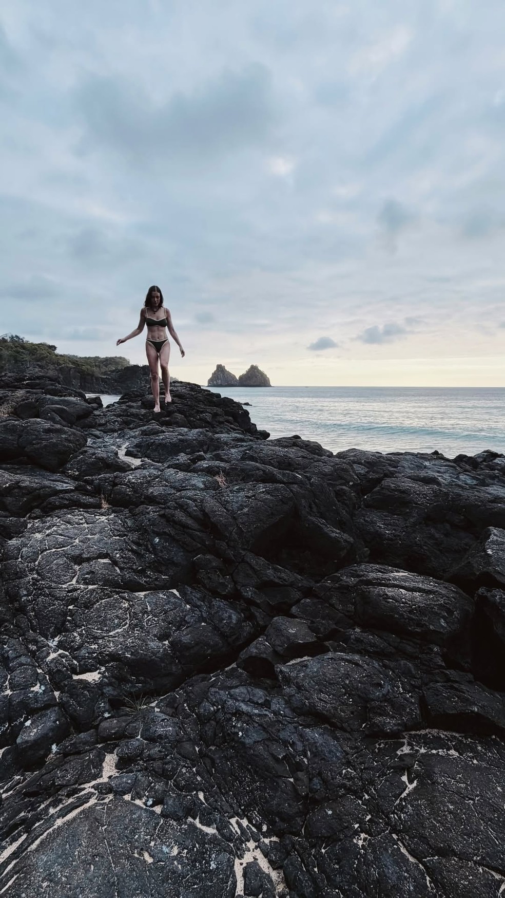 Após cair em golpe em Noronha, Fabiana Justus curte praia com marido e mostra tanquinho; fotos — Foto: Reprodução/Instagram