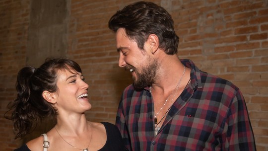 Em aparição pública rara, Bianca Bin e Sergio Guizé trocam beijos em estreia