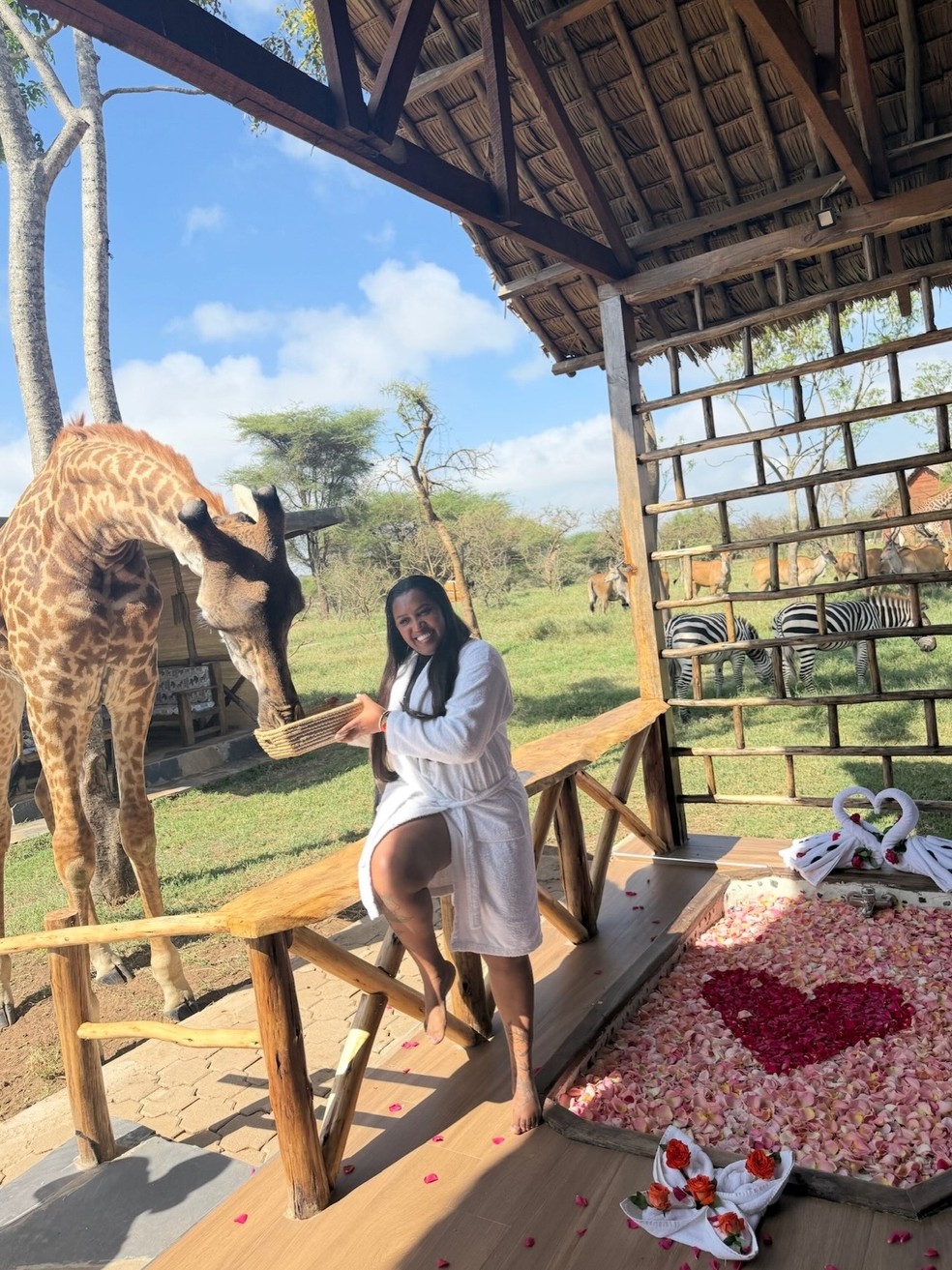 Kayblack surpreende mãe com mega buquê de mais de 2,5 metros de altura — Foto: Reprodução/Instagram