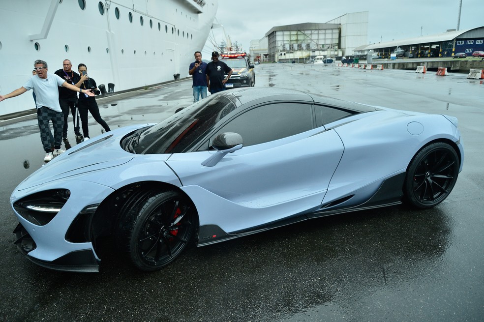 Belo chegou em carro para embarcar em cruzeiro  Foto: Eduardo Martins / Brazil News