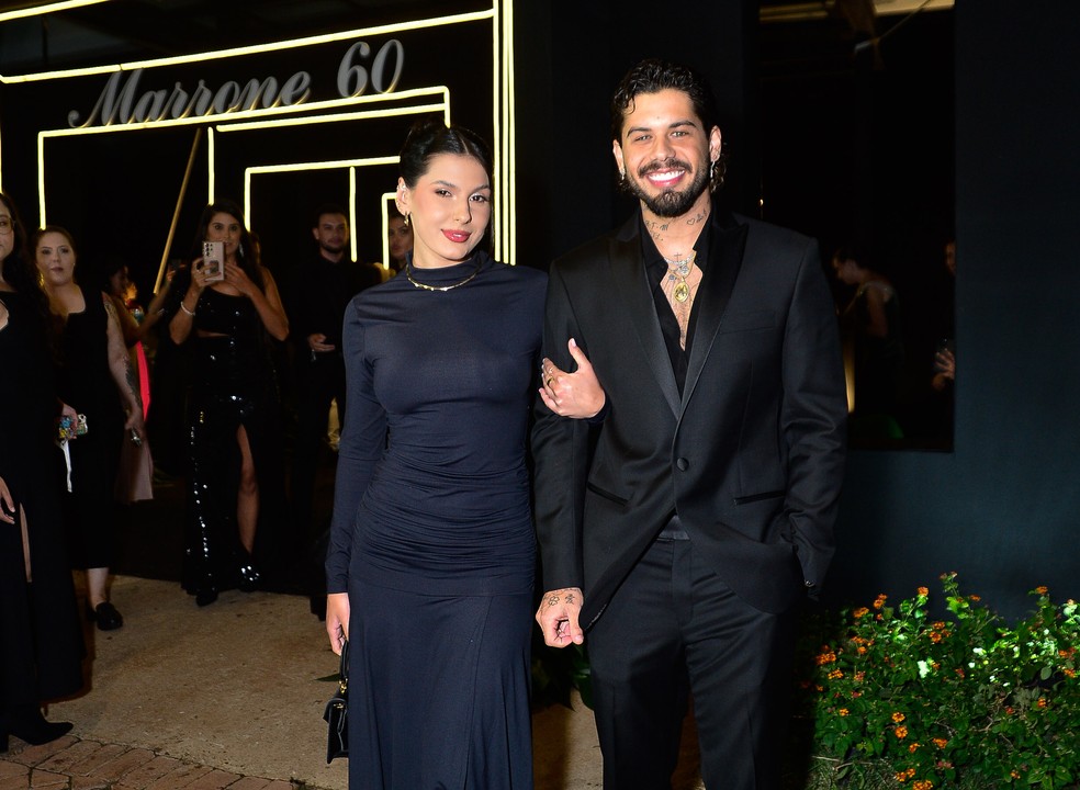 Ana Castela e Zé Felipe se beijam — Foto: Eduardo Martins / Brazil News