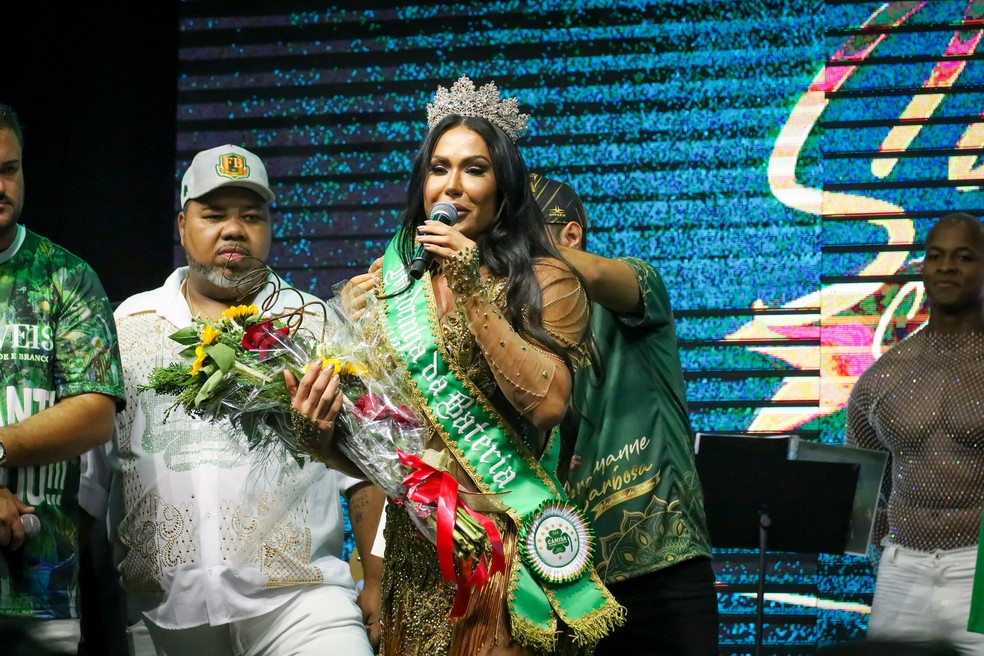 Gracyanne Barbosa é coroada Madrinha de Bateria da Camisa Verde e Branco — Foto: Kelin Gnoatto / Brazil News