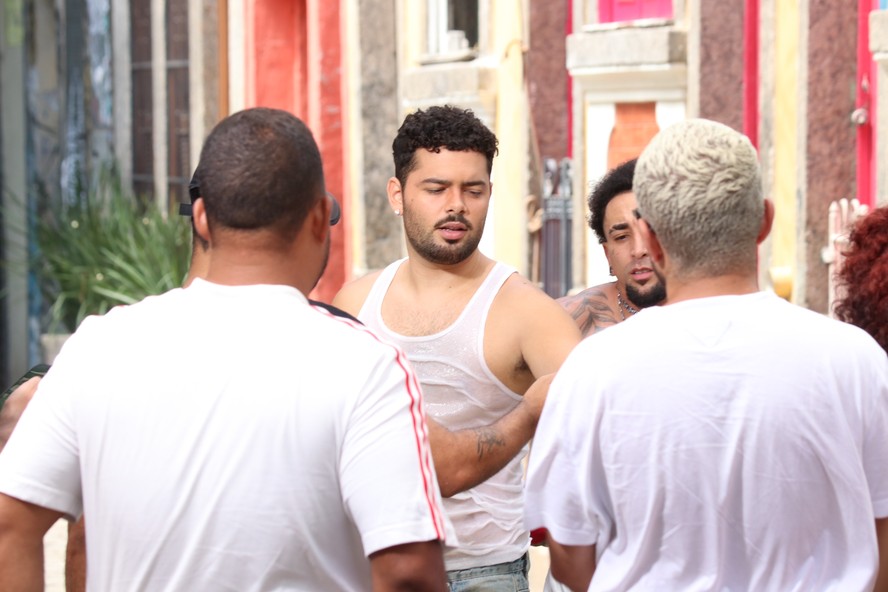 Pedro Sampaio grava clipe no Beco do Rato, no Rio