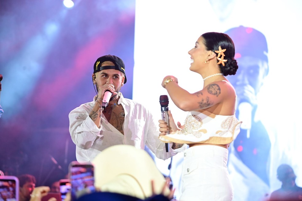 Ana Castela sobe ao palco e canta com Zé Felipe após término — Foto: Leo Franco / AgNews