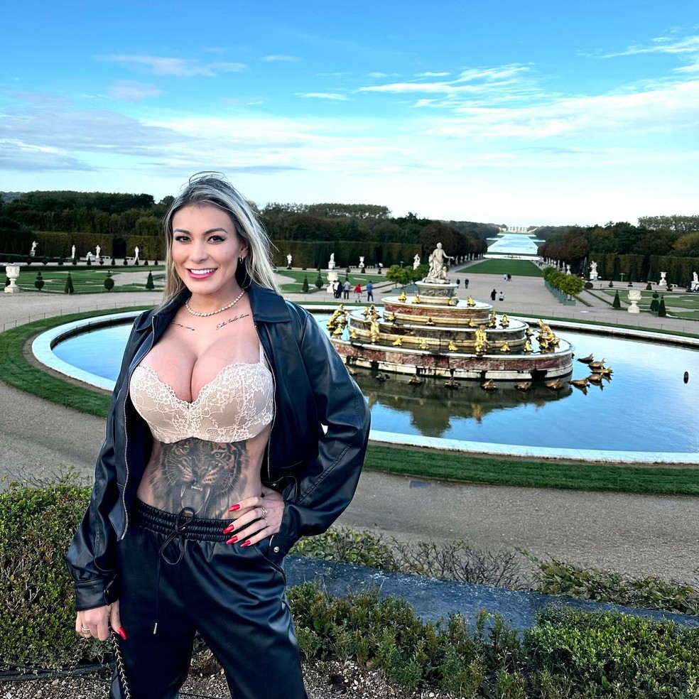 Andressa Urach posa de lingerie em ponto turístico da França: 'Piriguete  não sente frio'