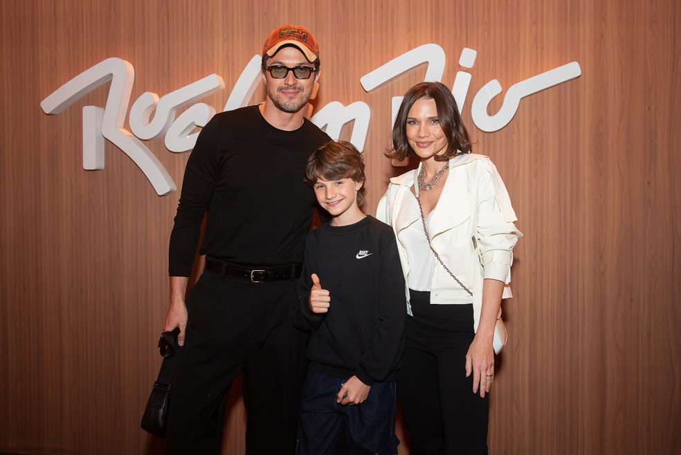 Romulo Estrela surge em aparição rara com o filho e a esposa no Rock in Rio — Foto: Letycia Miller / Brazil News
