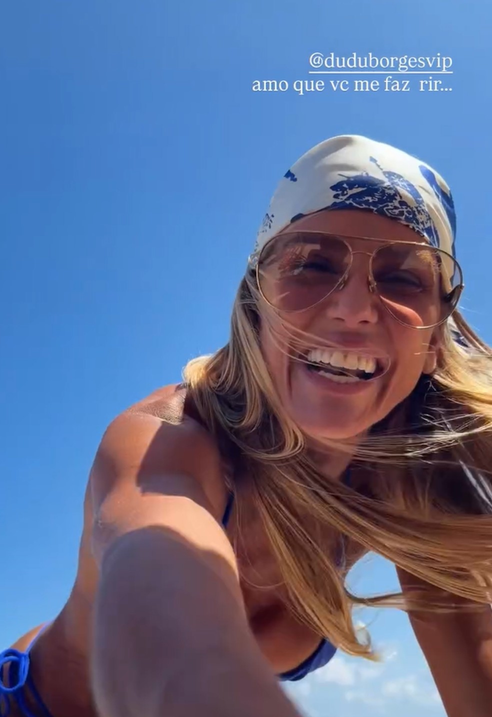 Deborah Secco se declara para o namorado em vídeo na praia: 'Você me ...