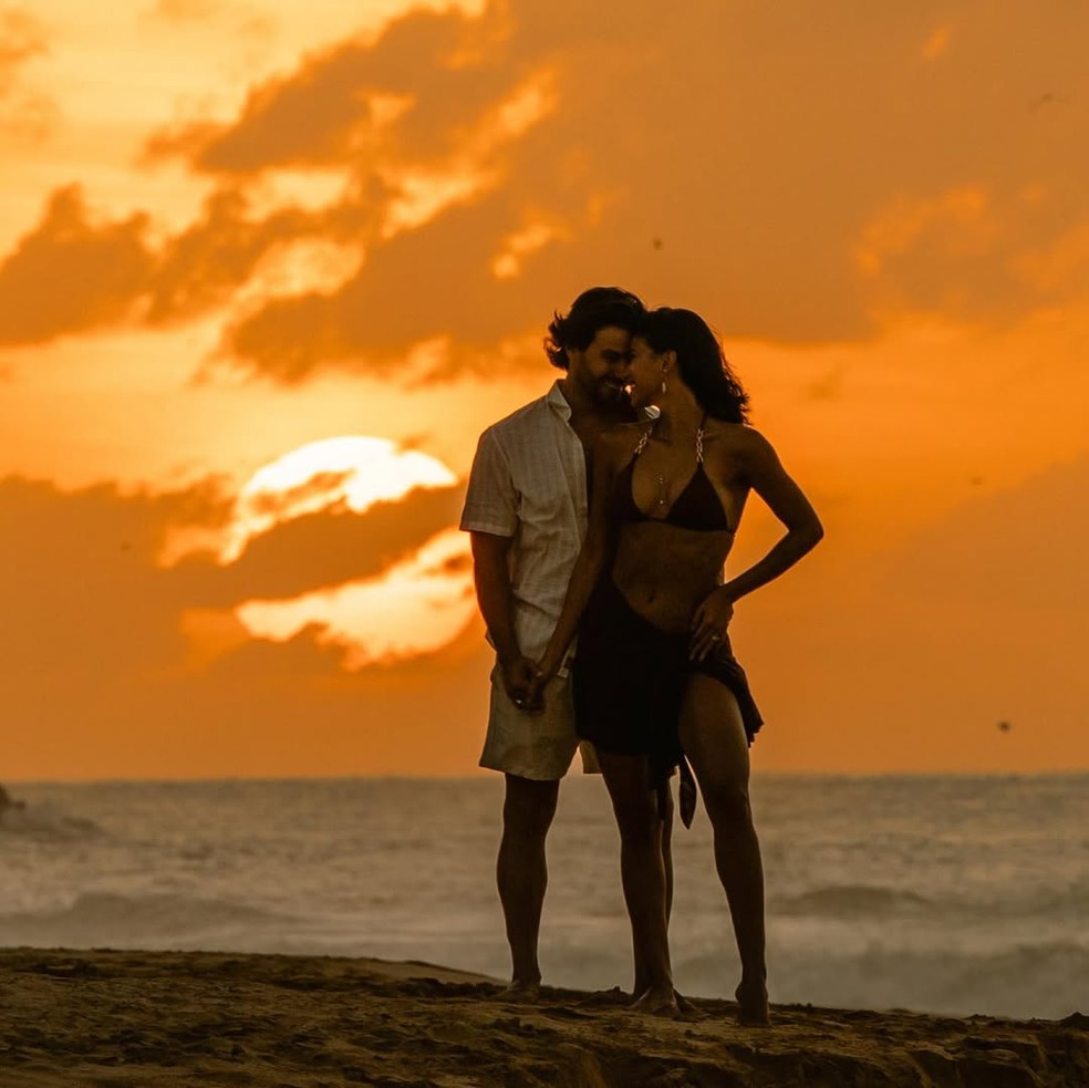 Mariano e Jakelyne Oliveira cortam o bolo do casamento — Foto: @neuronha