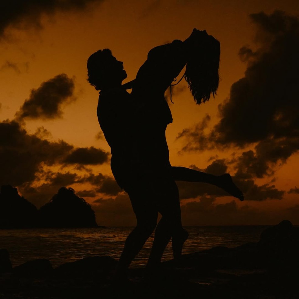 Jakelyne Oliveira e Mariano curtem lua de mel em Noronha — Foto: @neuronha