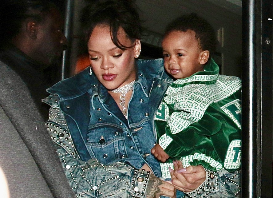 Rihanna está com o filho em Paris
