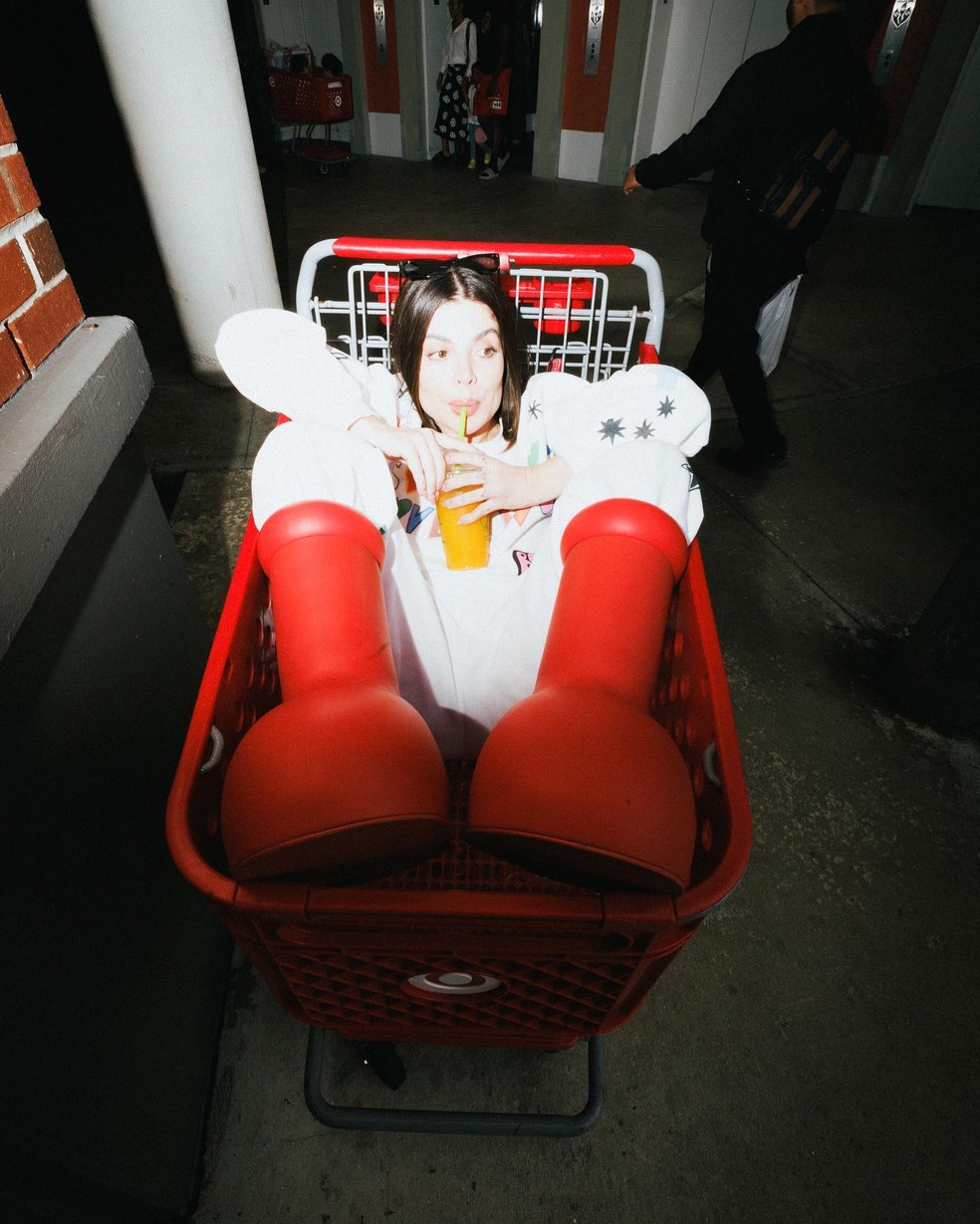 Gkay com botas MSCHF — Foto: Reprodução/Instagram