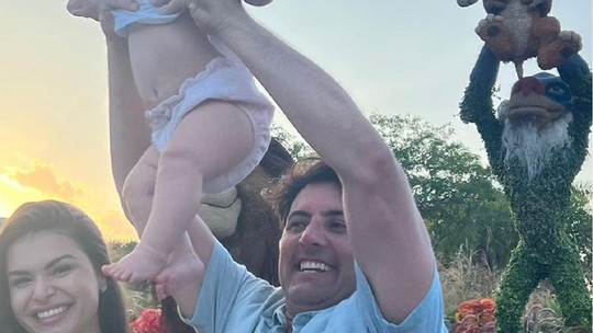Bruno De Luca recria pose de 'O Rei Leão' com a filha na Disney