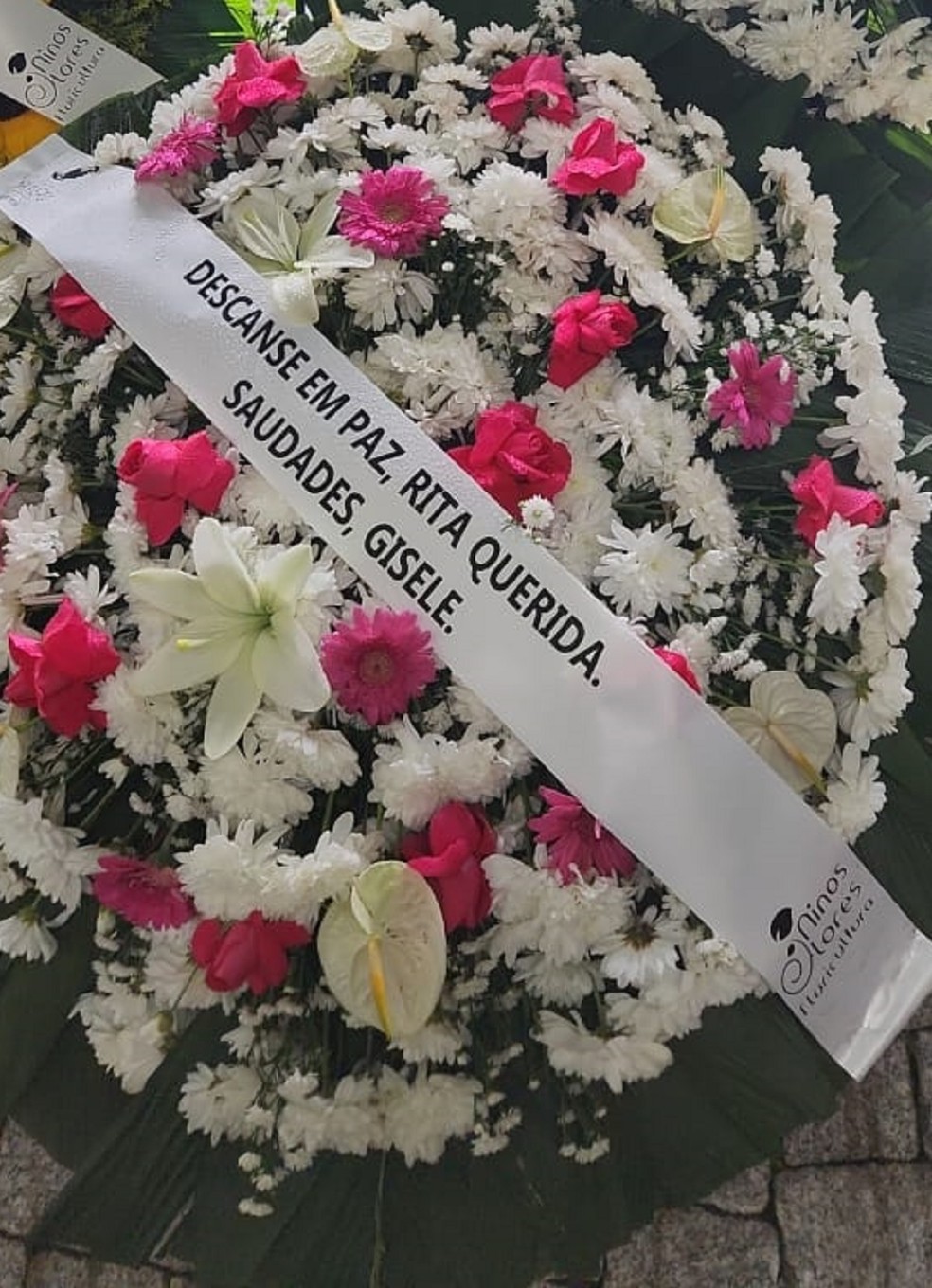 Rita Lee ganha corredor florido com homenagens de amigos; veja mensagens  nas coroas de flores