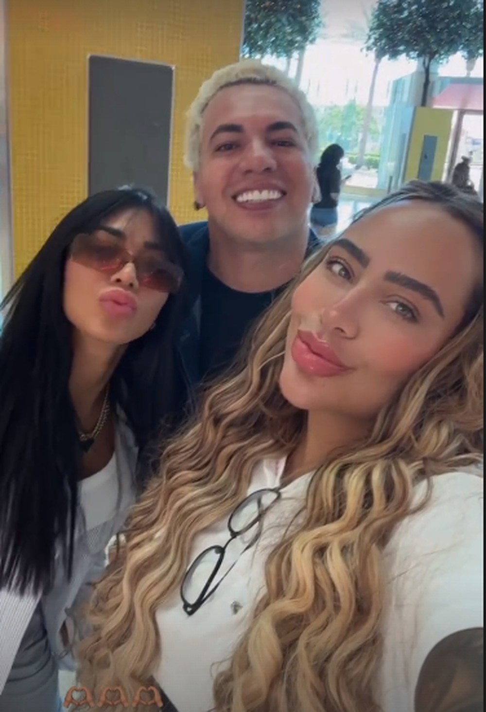 Rafaella posa com Dhiovanna Barbosa, irmã de Gabigol, nos Estados Unidos