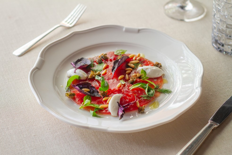 Carpaccio de melancia e queijo de caba do Ristorantino — Foto: Divulgação/ Renan Magalhaes