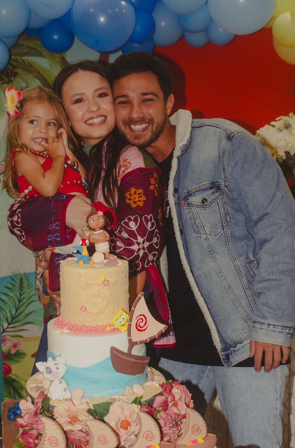 Larissa Manoela e André Luiz Frambach com Filipa na comemoração de 3 anos da menina — Foto: Julia Medina/Divulgação