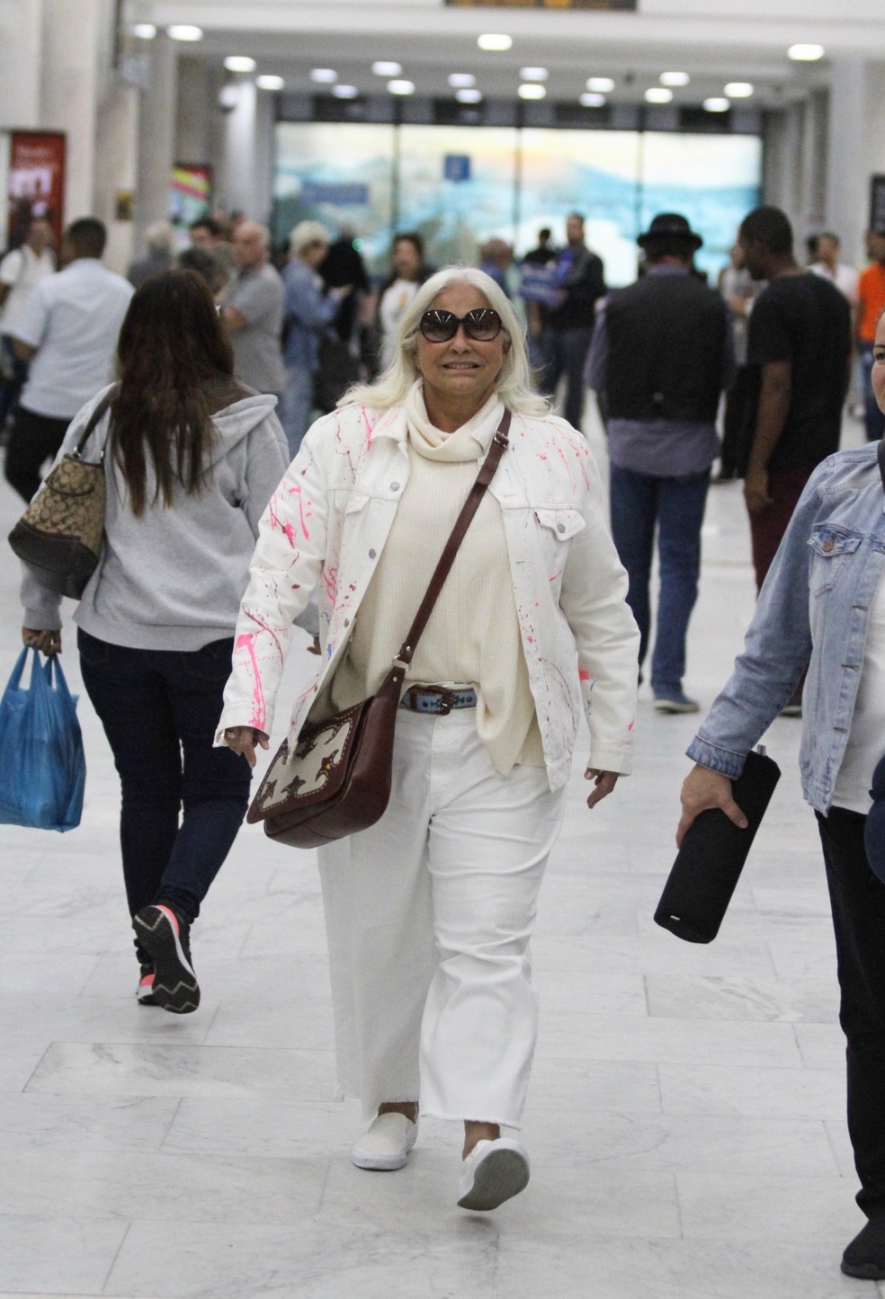 Fafá de Belém desembarca no Rio usando look personalizado