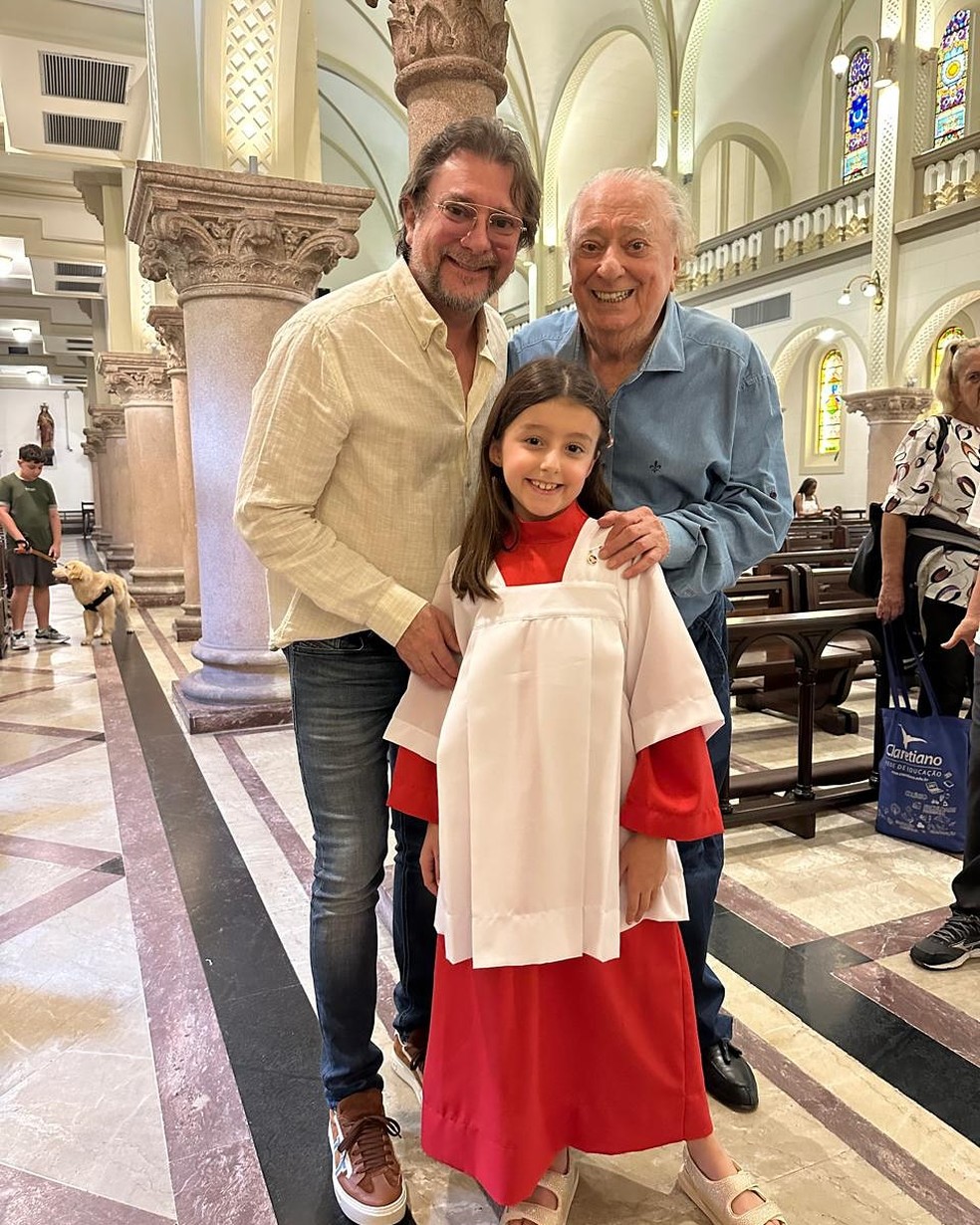 Raul Gil com o filho Raul Gil Jr. e a neta Clara — Foto: Reprodução/Instagram