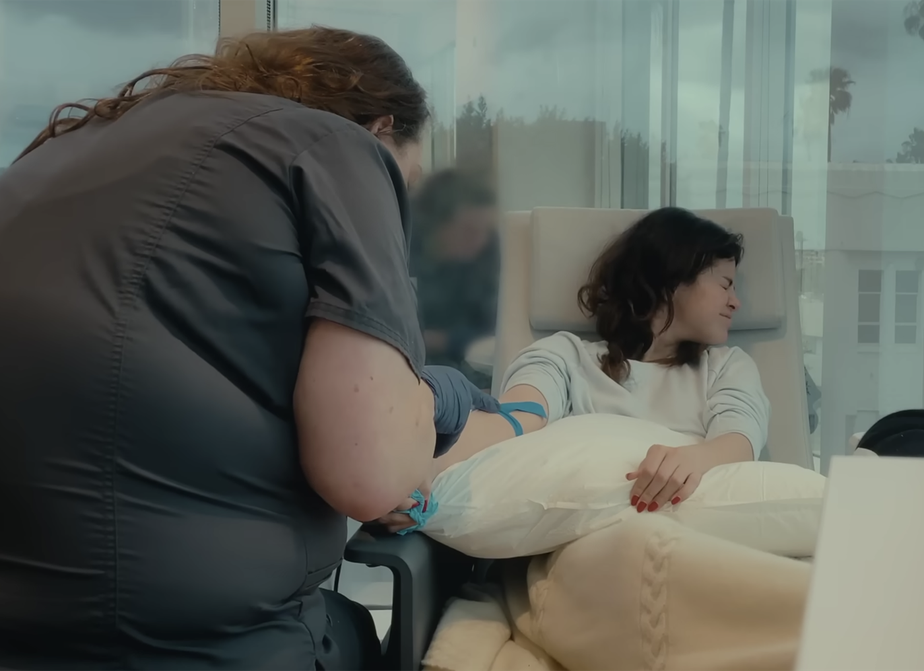 Em novo documentário, Selena Gomez chora com agravamento do lúpus: 'Dói'
