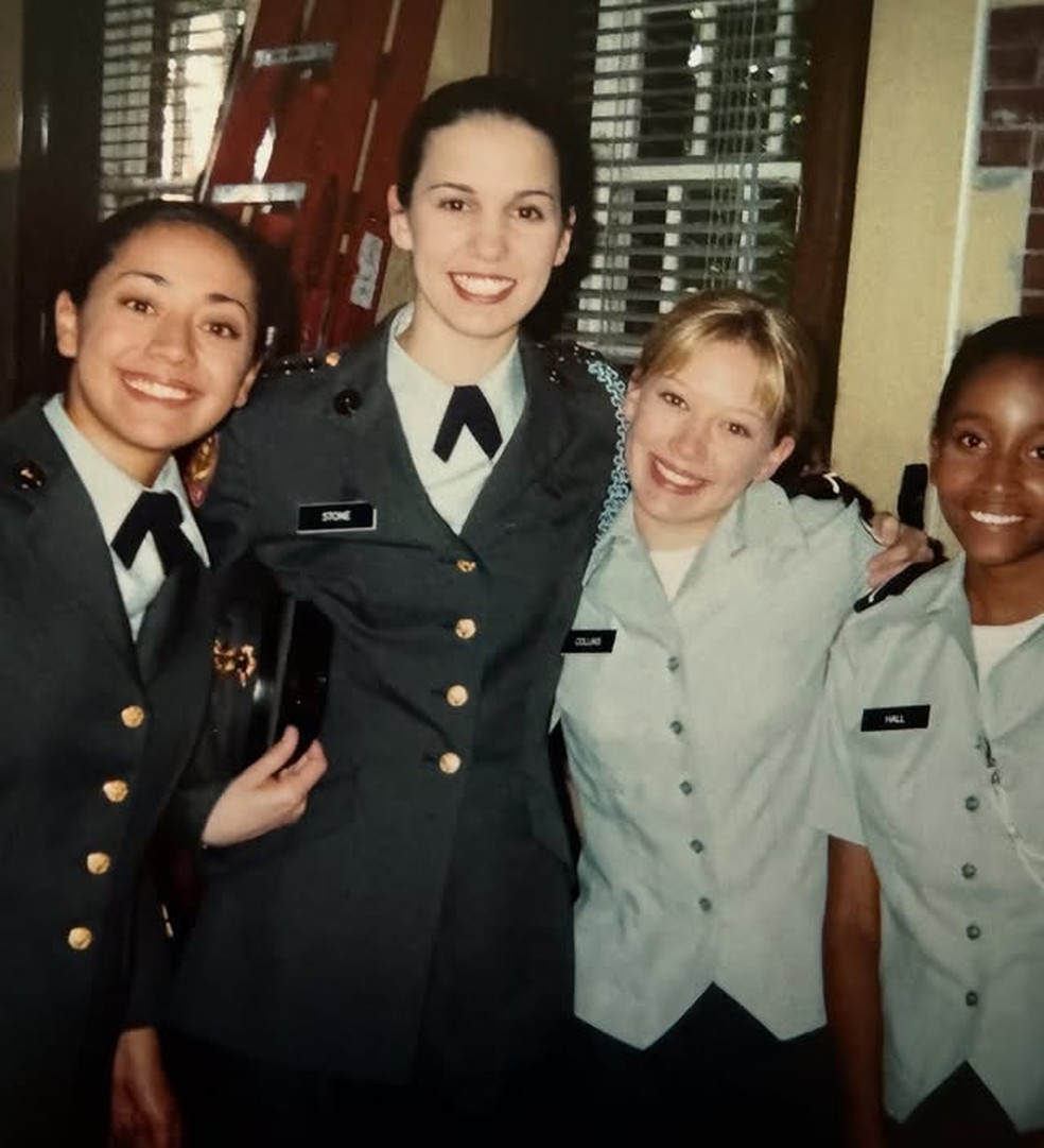 Christy Carlson Romano e Hillary Duff durante gravações de 'Cadete Kelly' (2002) — Foto: Reprodução/Instagram