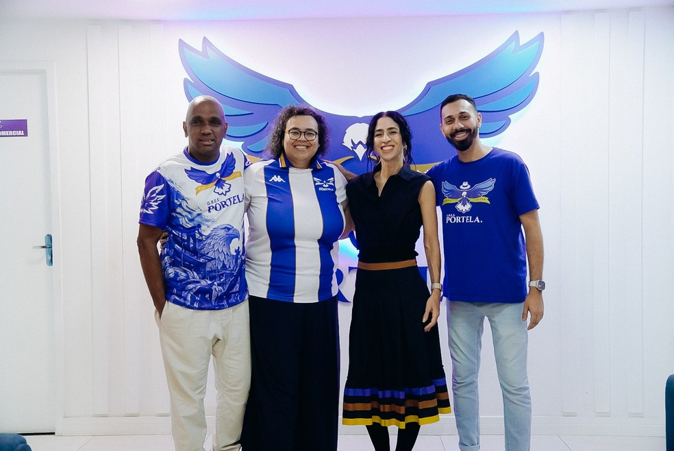 Zeca Pagodinho, Marisa Monte e Mauro Diniz visitam barracão da Portela — Foto: Divulgação Portela