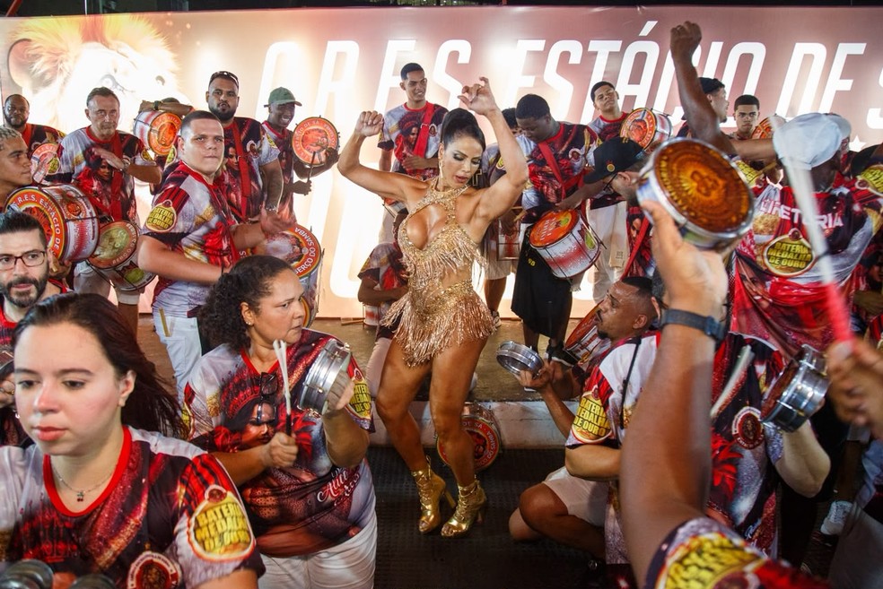 Alice Alves, rainha de bateria da Estácio de Sá — Foto: Paulo Tauil