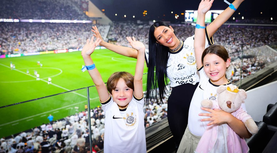 Simaria leva os filhos pela primeira vez a estádio de futebol