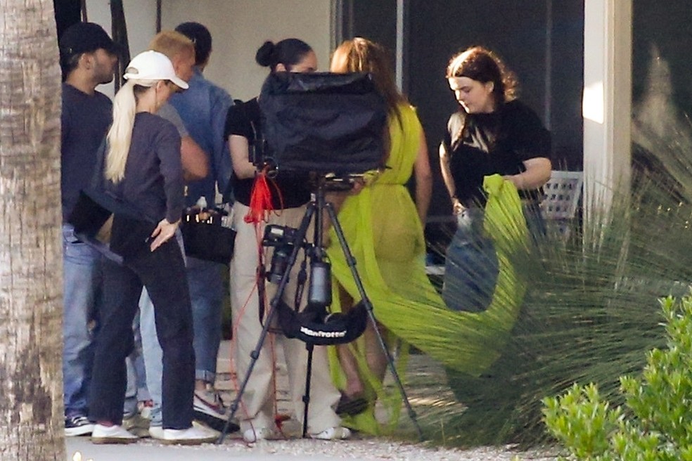 Jennifer Lopez é fotografada durante ensaio em Hollywood — Foto: Grosby Group