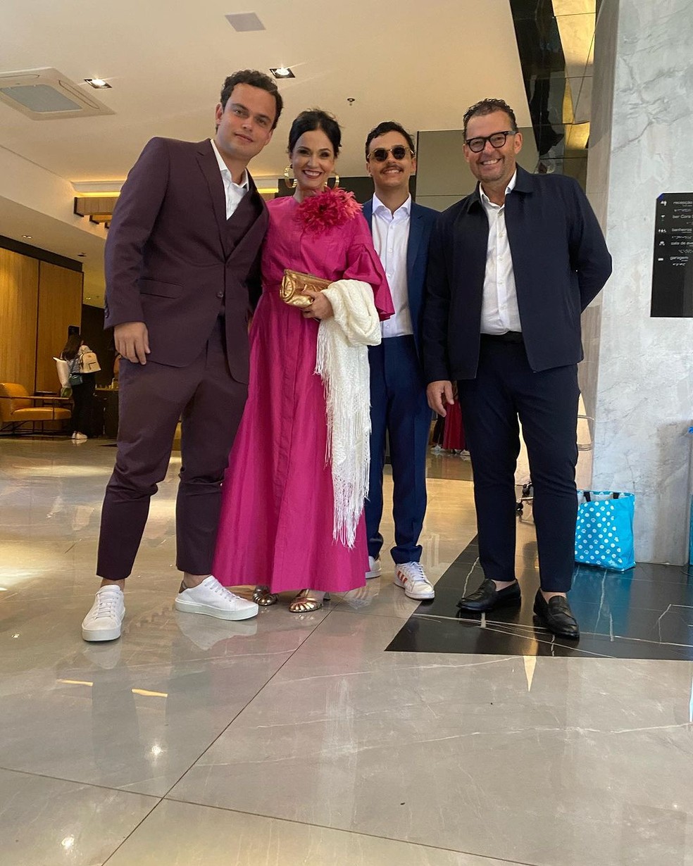 O noivo Pedro Rocha com a mãe, a atriz Yara de Novaes, o irmão, Rafael, e o pai, o apresentador Fernando Rocha — Foto: Reprodução/Instagram