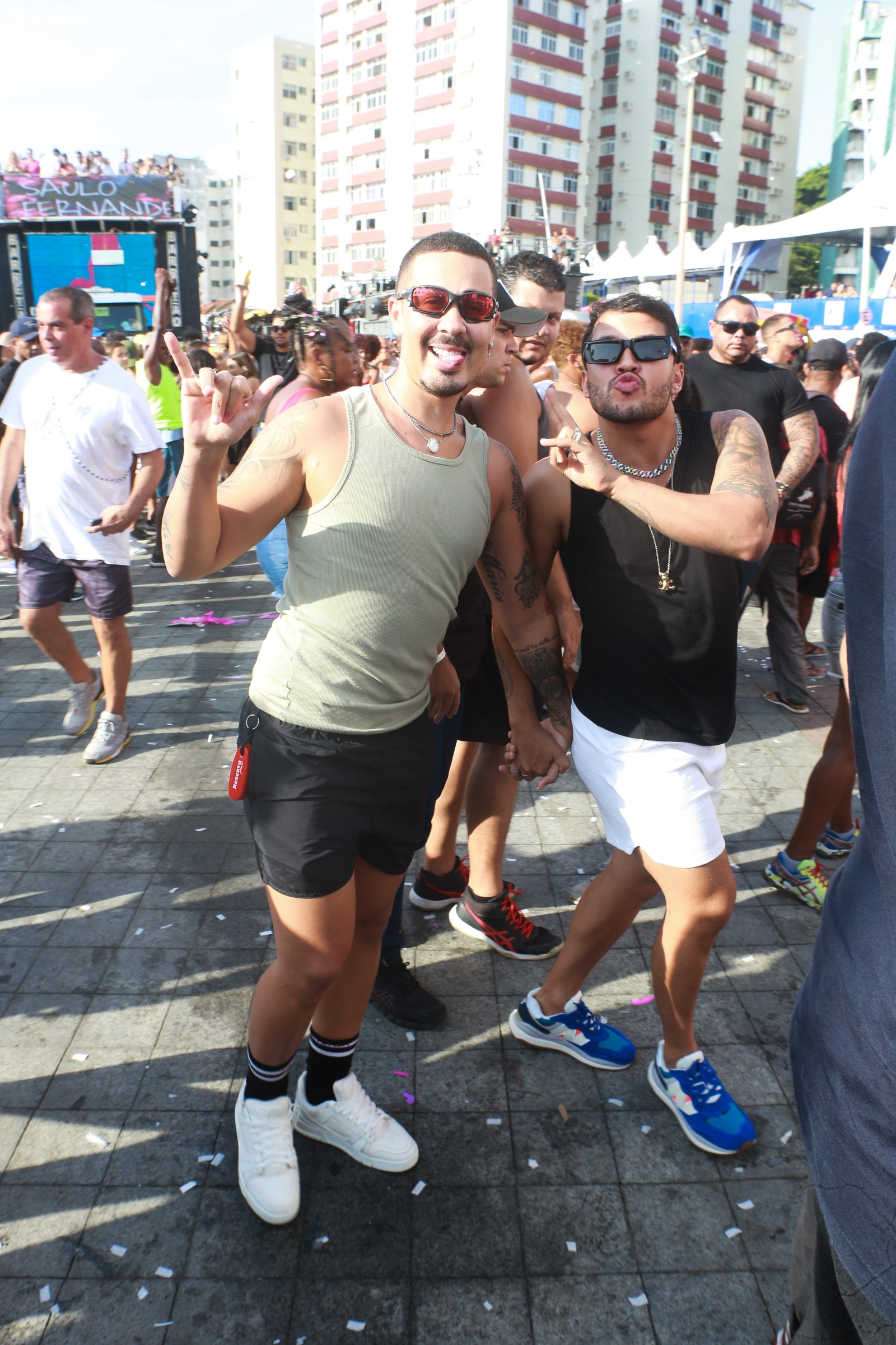 Carlinhos Maia e namorado curtem Carnaval de Salvador — Foto: Dilson Silva /AgNews