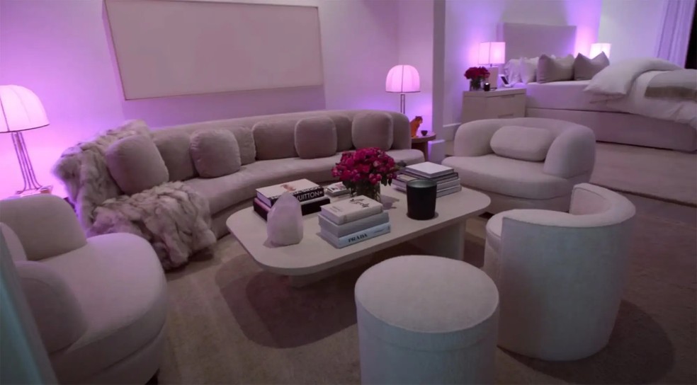 Confira a mansão de R 84 milhões de Khloé Kardashian, com cinema e