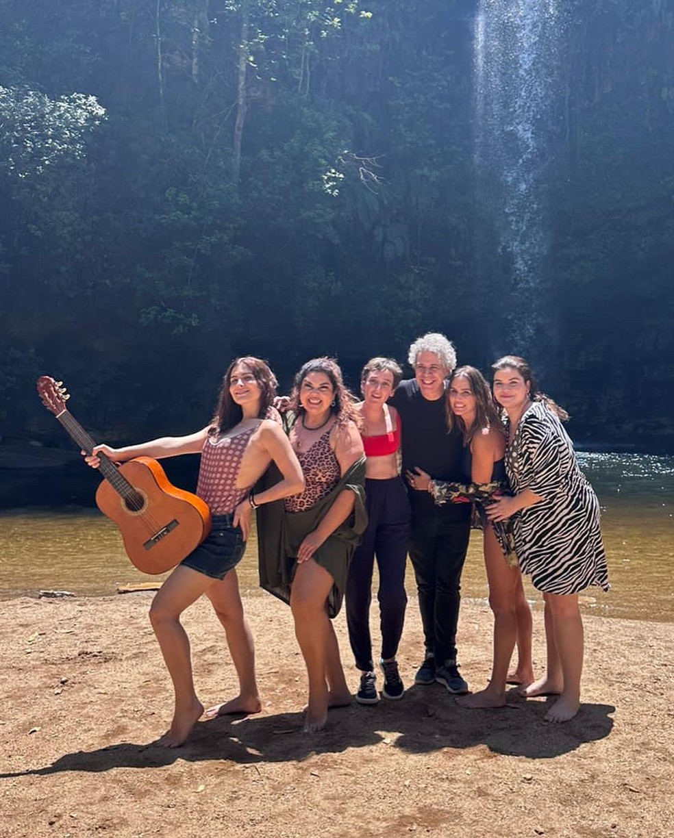Deborah Secco abre álbum de fotos na cachoeira — Foto: Reprodução / Instagram