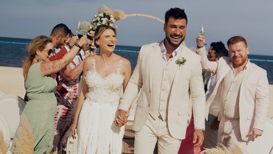 Julio Rocha e Karoline Kleine se casam em Cancun em cerimônia intimista