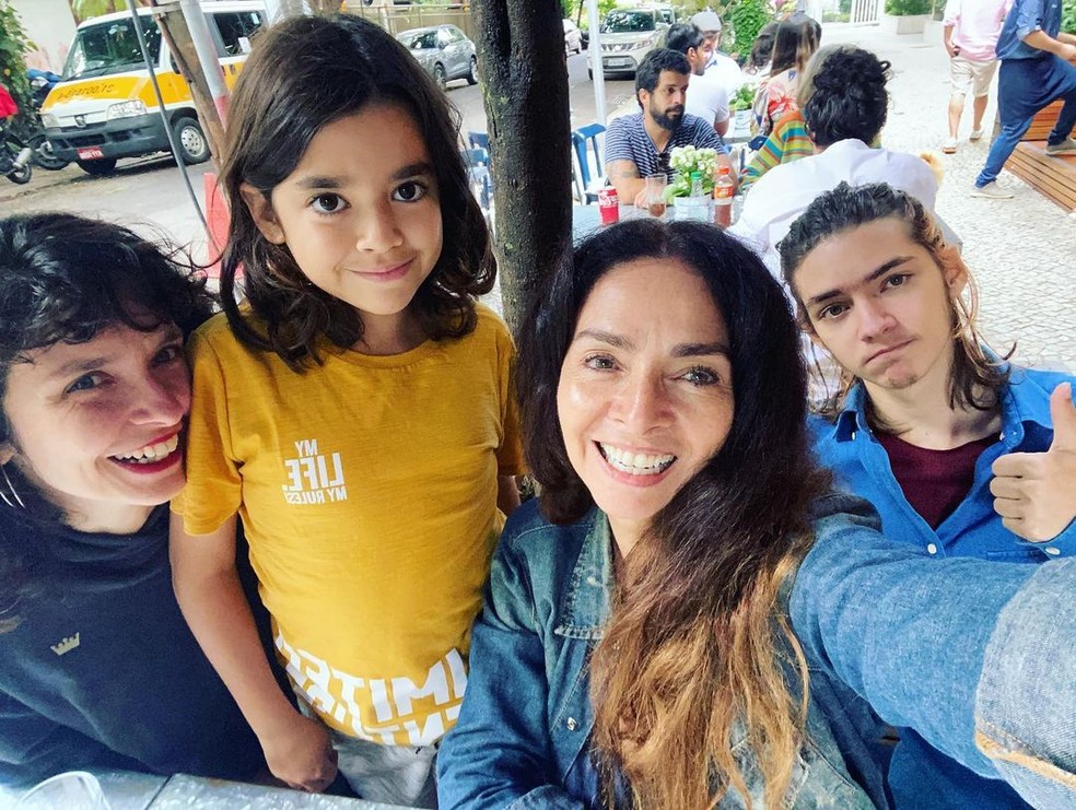 Claudia Ohana com a filha, Dandara, e os netos, Martim e Arto — Foto: Reprodução/Instagram