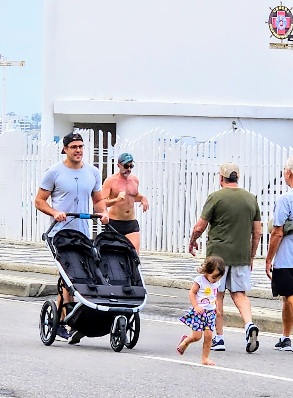 Joaquim Lopes curte passeio em família no Rio — Foto: Dan Delmiro/AgNews