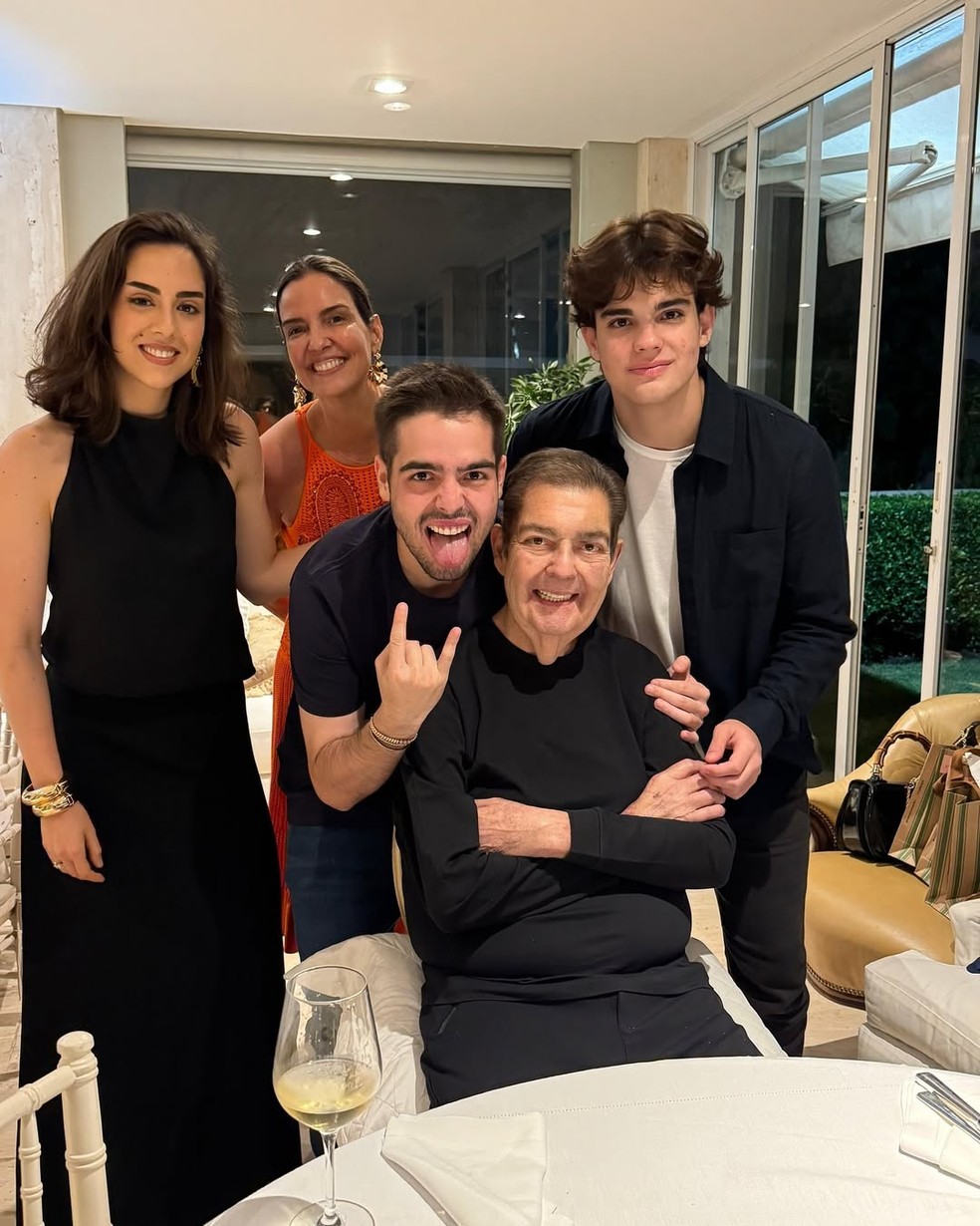 Faustão com a esposa e os filhos — Foto: Reprodução/Instagram