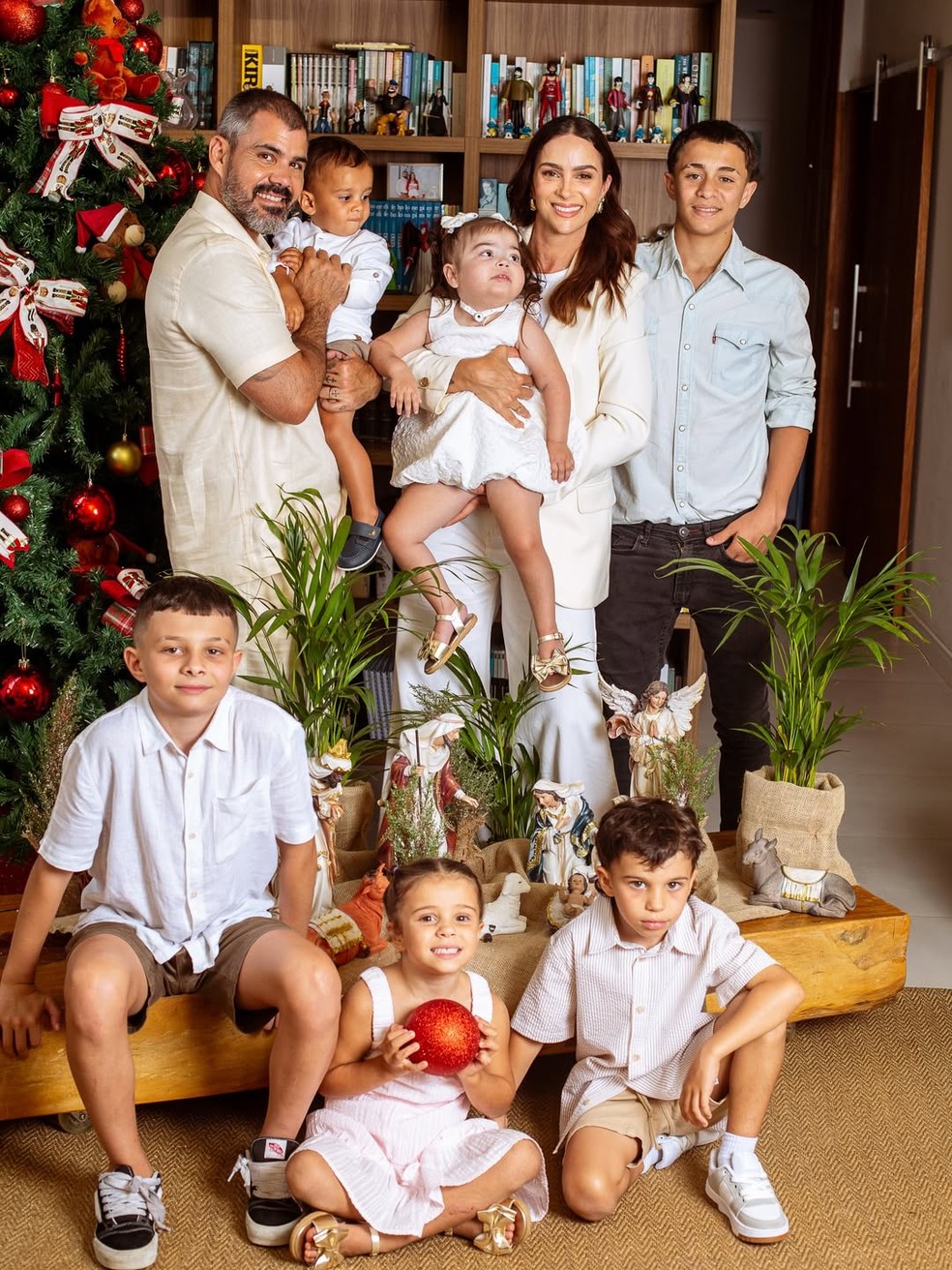 Juliano Cazarré e a esposa com os filhos — Foto: @marciofariasfoto