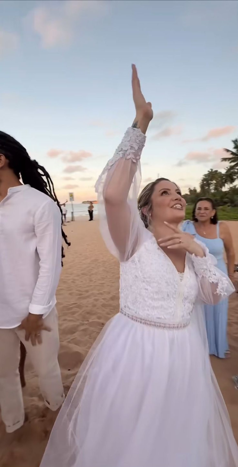 Matheus, da dupla com Kauan, vê casamento na praia e surpreende noivos ...
