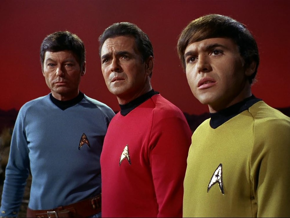 Walter Koenig com DeForest Kelley e James Doohan em 'Star Trek' — Foto: Divulgação/Paramount