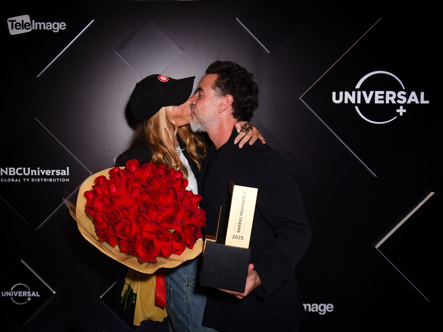 Adriane Galisteu ganha beijos do marido ao celebrar conquista de ...