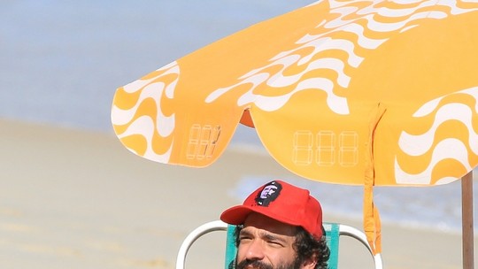 Humberto Carrão curte praia com amigo no Rio