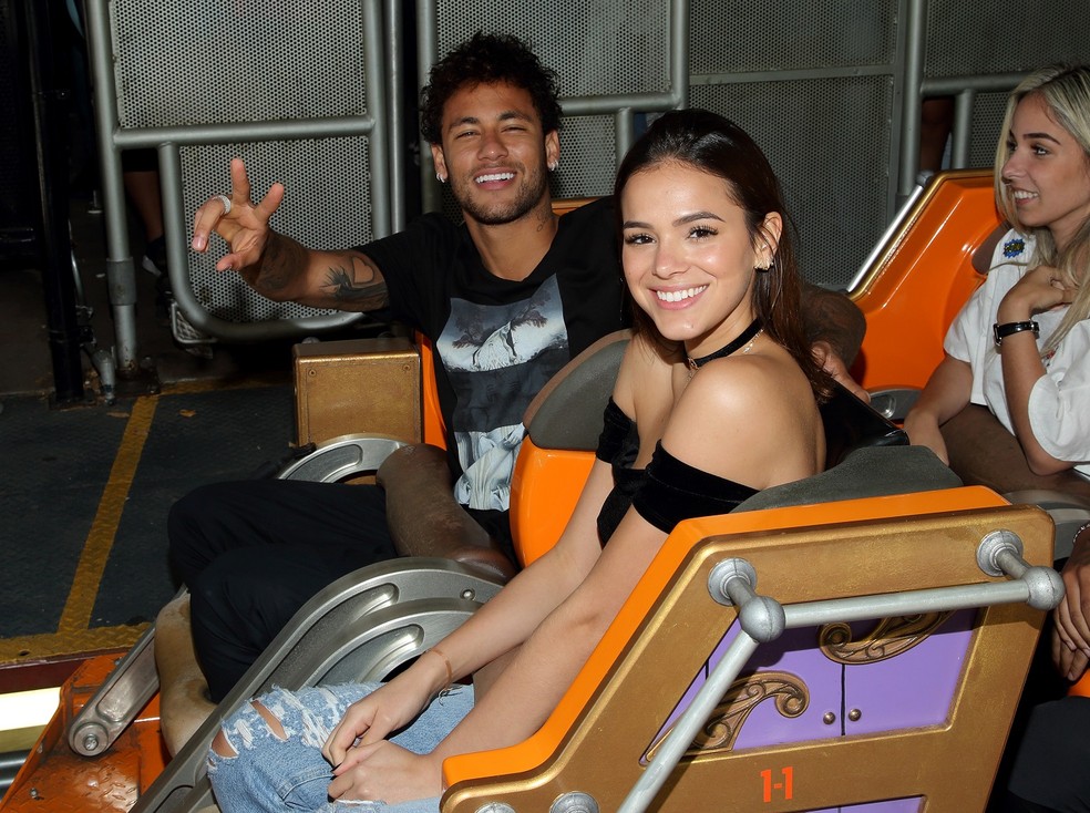 Neymar e Bruna Marquezine quando namoravam, passeando de montanha-russa em 2017 &mdash; Foto: Getty Images