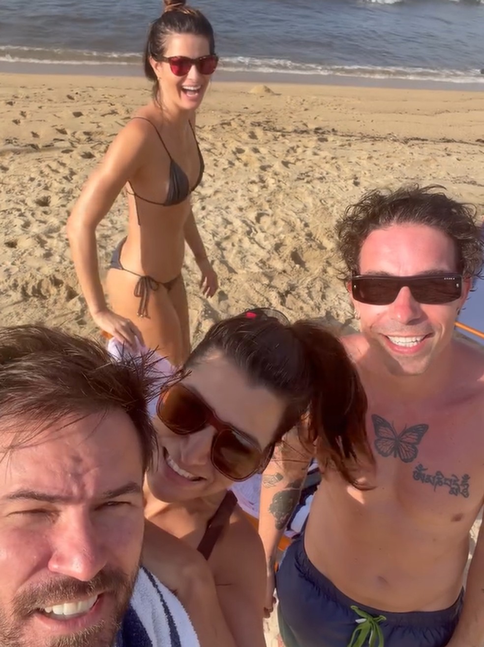 Di Ferrero abriu álbum de dia de praia com Isabeli Fontana e o enteado — Foto: Reprodução/Instagram